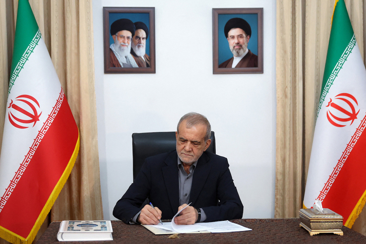 Momento en que el presidente iraní, Masoud Pezeshkian, firma el memorándum de entendimiento (MoU) el pasado 18 de junio.
