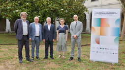 Mugaz gaindiko Uda Ikastaroak «zientzia, lurraldea eta gizartea lotzeko helburuarekin» sortu zirela oroitarazi du Joxerramon Bengoetxeak EHUko errektoreak.