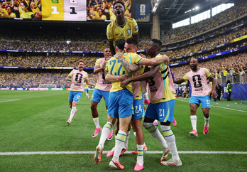 Los jugadores de Brasil felicitan a Martinelli tras marcar el 2-1.