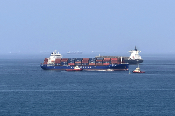 Barcos en Khor Fakkan, la terminal de contenedores de aguas profundas en Emiratos Árabes Unidos.
