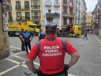 Efectivos policiales en la zona de los hechos, en plena Plaza de Nabarreria.