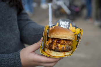 Un asistente a The Champions Burger en Iruñea con su hamburguesa.