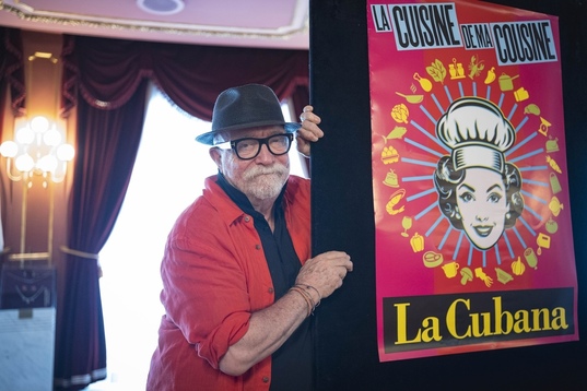 Jordi Milán, director y fundador de la compañía La Cubana, posando en el Teatro Arriaga.
