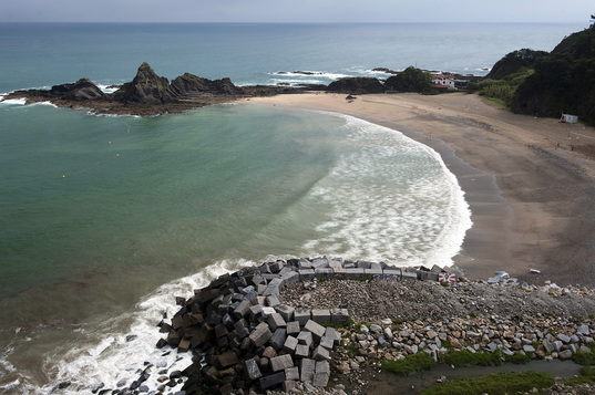 Saturraran, una de las playas en las que se desaconseja el baño.