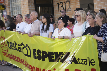 Concentración de LAB en el barrio de Arrotxapea contra el fondo buitre Testa.