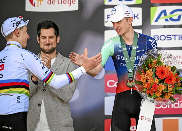 El joven talento francés Paul Seixas (Decathlon) saluda al supercampeón Tadej Pogacar (UAE) en el podio de la pasada Lieja-Bastogne-Lieja.
