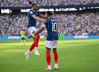 Olise y Mbappé celebran el primer gol de Francia a Suecia.
