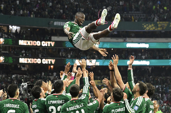 Sus compañeros mantean a Quiñones, autor del primer gol y jugador más incisivo de la Tri en este Mundial.