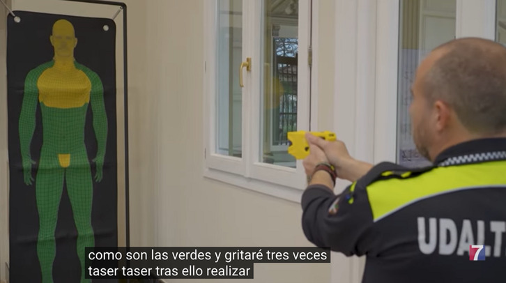 La presentación de las pistolas táser de la Policía Local de Santurtzi, en 2023.