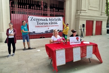 Comparecencia de Iruñea Antitaurina para anunciar su kalejira del próximo 7 de julio.