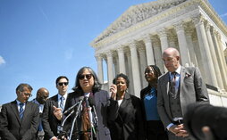 La abogada Cecillia Wang, miembro del ACLU, la principal organización que impulsó el juicio, frente al Tribunal Supremo.