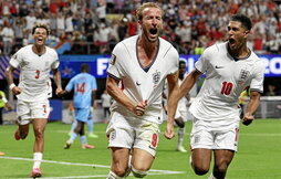 Kane y Bellingham celebran el gol del empate.