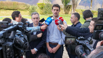 Joseba Diez Antxustegi, EAJko presidente den Aitor Estebanen ondoan aurreko agerraldi batean.