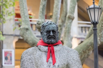 La estatua de Hemingway ante la Plaza de Toros, preparada para colgarse el pañuelico de nuevo.