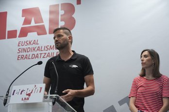 Inko Iriarte, responsable de Salud Laboral de LAB, y Ainhize Muniozguren, responsable de la Secretaría Jurídica de la central.