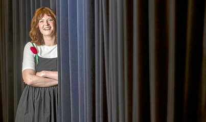 Helen Hester britainiar filosofo, idazle eta ikertzailea Donostiako Tabakaleran.