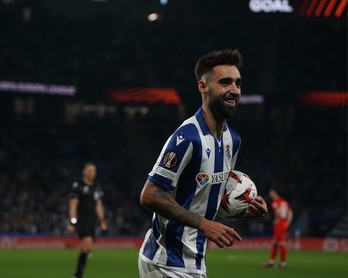 Brais Méndez celebra un gol con la Real en la Europa League.