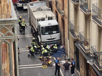 Bomberos en las labores de rescate de las personas atropelladas en Nabarreria.