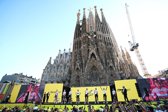 El UAE de tadej Pogacar, bajo la imponente Sagrada Familia de Barcelona.