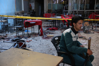 Un miembro de las fuerzas de seguridad sirias, en la cafetería donde fue colocada la bomba.