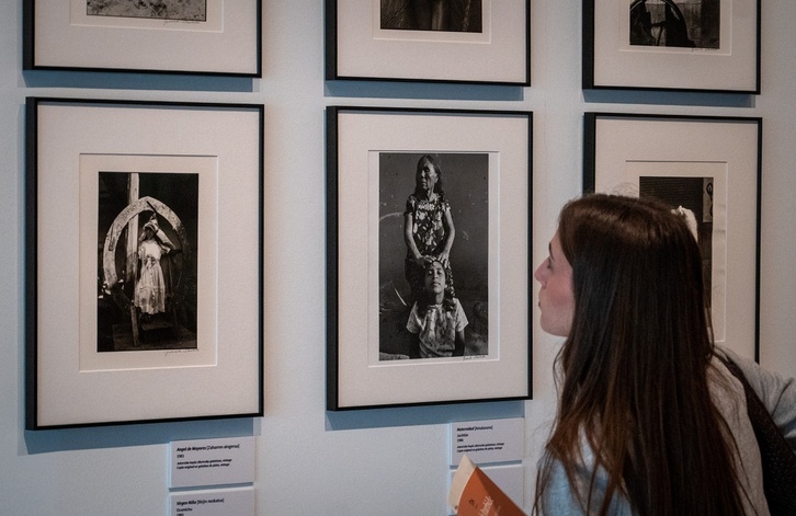 La muestra incluye fotografías emblemáticas.