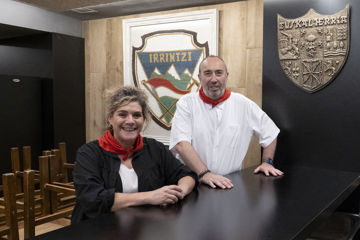Elena Marco, presidenta, y Carlos Goicoechea, vicepresidente, de la peña Irrintzi.