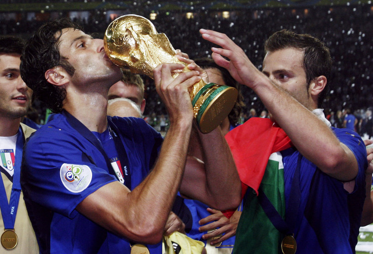 Grosso besa la Copa del Mundo tras marcar el último penalti.