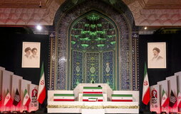Los restos mortales del ayatollah Ali Khamenei y sus familiares están expuestos en la Gran Mosalla de Teherán. A la derecha un gran mural colocado en las calles de la capital iraní con los rostros de Ruhollah Jomeini, Ali Jamenei y Moytaba Jamenei.
