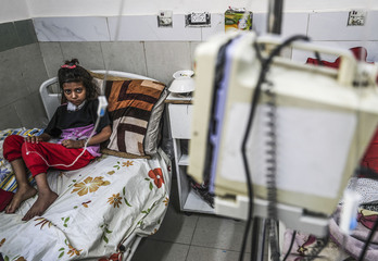 Una niña es atendida en precaria situación en un hospital de Gaza.