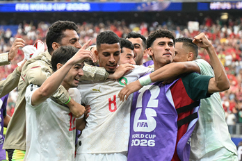 Azzedine Ounahi, prácticamente engullido por sus compañeros tras anotar el 0-1 al inicio de la primera parte.