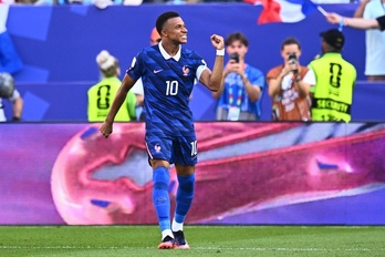 Mbappé celebra la transformación del penalti que dio a Francia el billete a cuartos.