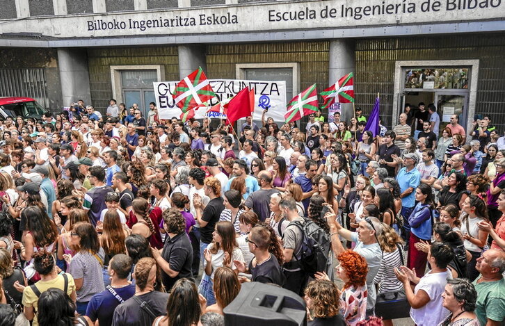 A la izquierda, concentración contra la decisión de los juzgados sobre los exámenes de euskara. Sobre estas líneas, alumnos haciendo la PAU en Donostia.