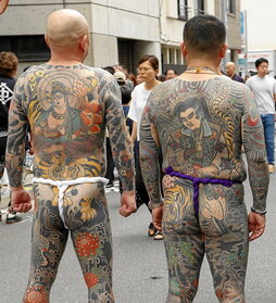 Miembros de la yakuza muestran sus tatuajes en Tokio en el festival sintoísta del Sanja Matsuri.