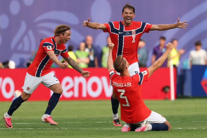 Patrick Berg, Sander Berge y Kristoffer Vassbakk Ajer celebran la victoria de su selección.