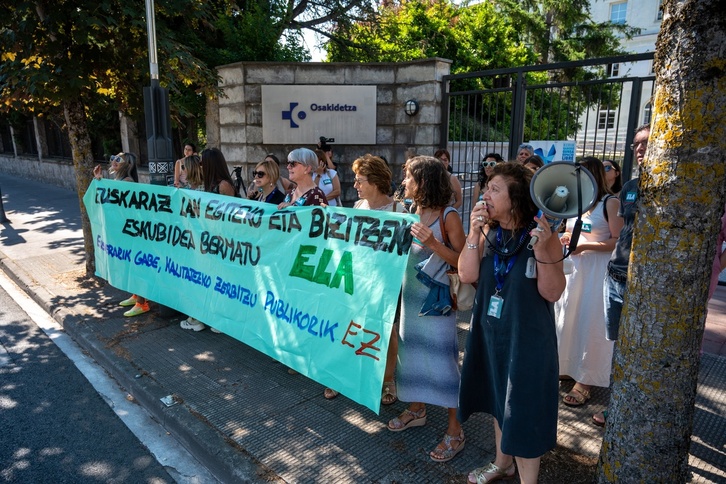 Concentración de ELA ante la sede de Osakidetza en Gasteiz.