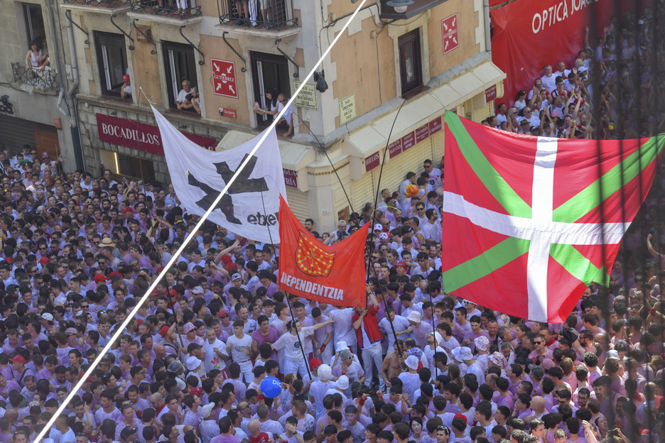 Ikurrak eta aldarrikapenak dira falta aurten ere Iruñeko udaletxeko plazan. Ikurrak eta aldarrikapenak dira falta aurten ere Iruñeko udaletxeko plazan.