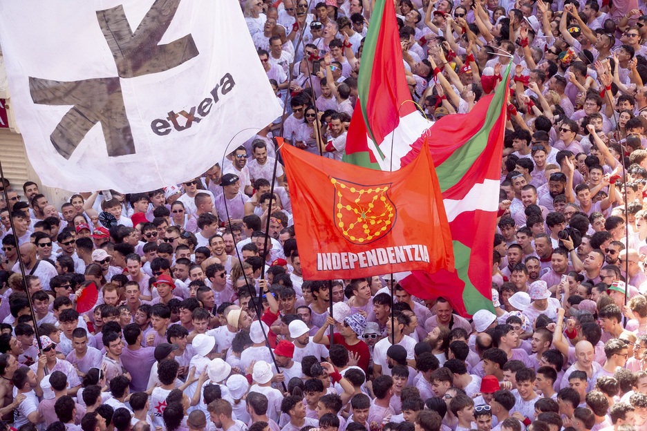 Que no falte los presos, la independencia y las ikurriñas. Que no falte los presos, la independencia y las ikurriñas.