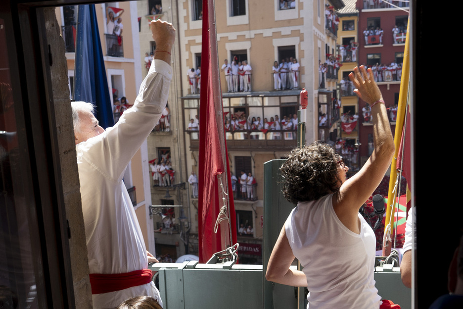 Joseba Asiron y Araceli Sergio saludan desde la balconada del Ayuntamiento. Joseba Asiron y Araceli Sergio saludan desde la balconada del Ayuntamiento.