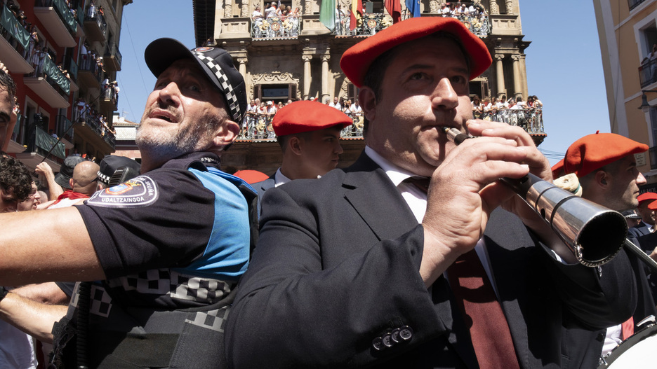 40 bat gaitero abiatu dira Ipar Euskal Herritik Iruñera udaletxeko plazan besta giroa ezartzen laguntzeko. 40 bat gaitero abiatu dira Ipar Euskal Herritik Iruñera udaletxeko plazan besta giroa ezartzen laguntzeko.