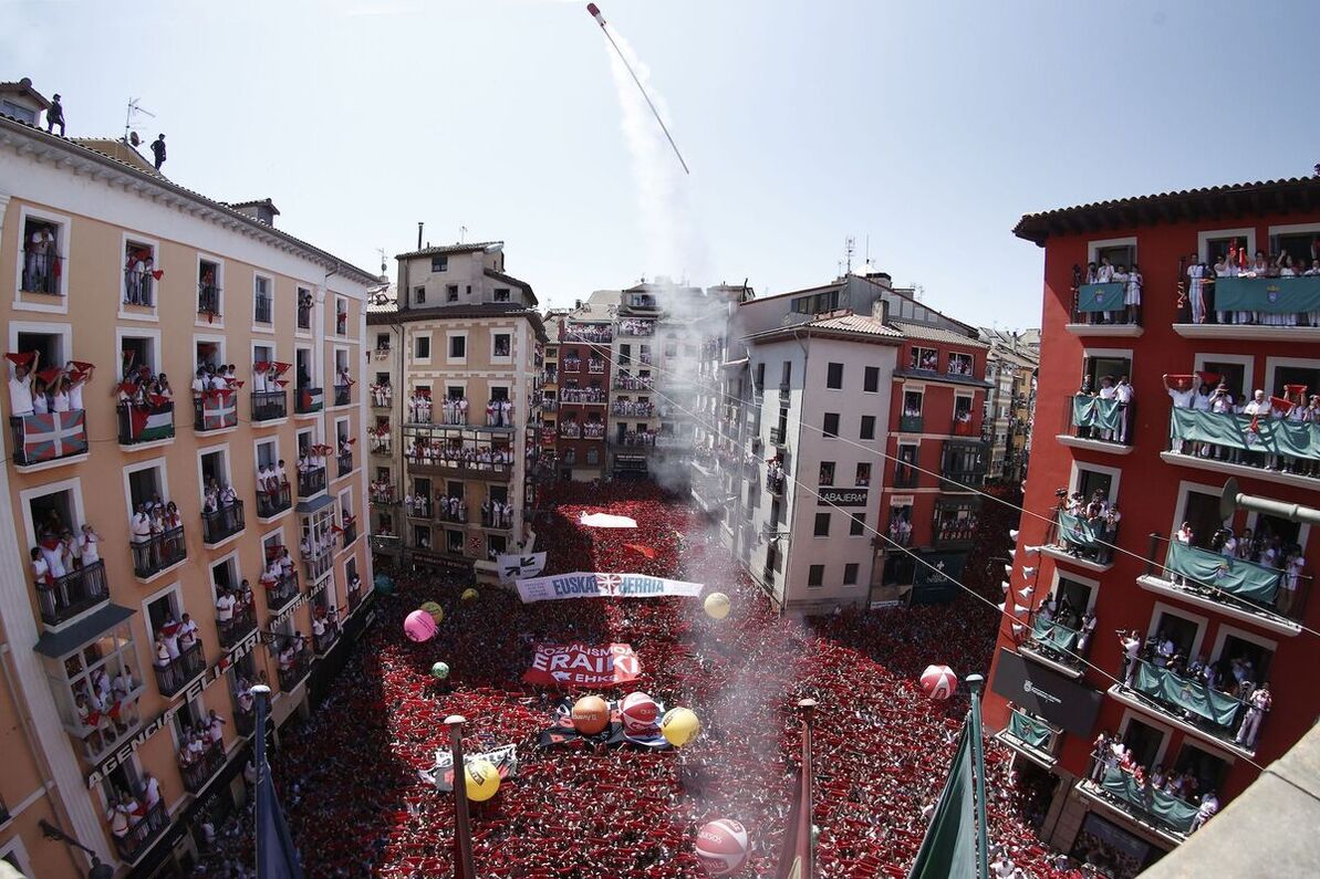 El cohete despega hacia el cielo de Iruñea para dar inicio a las fiestas.