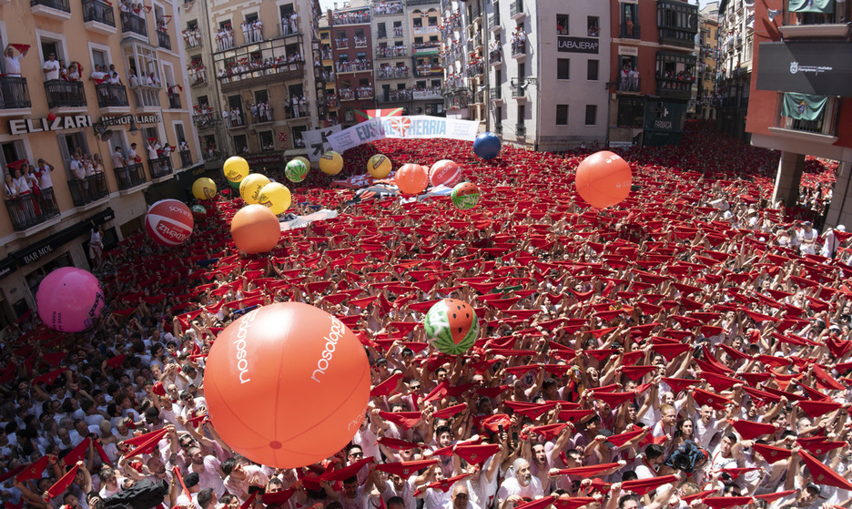 La foule lève les foulards au moment du "Gora San Fermin", la fête commence. La foule lève les foulards au moment du "Gora San Fermin", la fête commence.