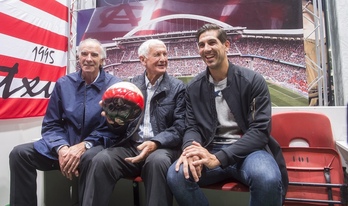 Ezkerretik eskumara, Jose Angel Iribar, Carmelo Cedrun eta Gorka Iraizoz, Athleticeko atezain ohiak.