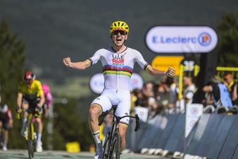Tadej Pogacar, celebrando el triunfo a su paso por la meta en Les Angles, tercera etapa del Tour.