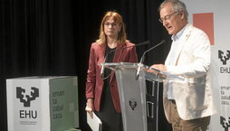 El rector de EHU, Joxerramon Bengoetxea, y la vicerrectora de Grado y Transformación Digital, Urtza Garay, durante la rueda de prensa de ayer.