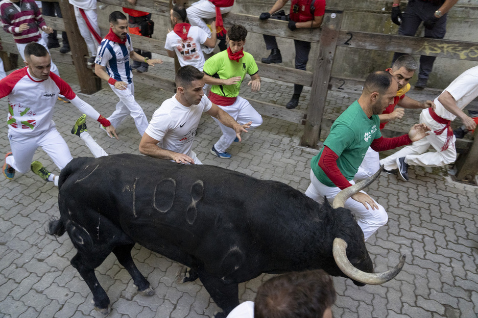 Botellero, 570 kilos, barre la bajada al callejón. Botellero, 570 kilos, barre la bajada al callejón.