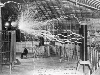 Nikola Tesla eta Tesla bobina 1900 inguruan, Coloradoko laborategian.