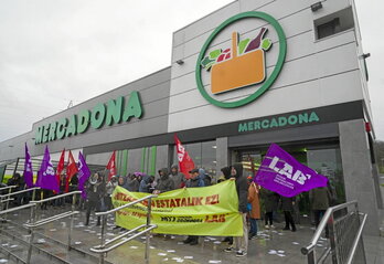 Una protesta de LAB ante Mercadona, para denunciar la estatalización de la negociación.