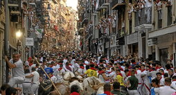 Una Estafeta a rebosar recibe a los morlacos en el primer encierro de los sanfermines, que fue muy limpio y no dejó apenas lesionados.