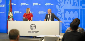 El consejero de Universidades, Juan Ignacio Pérez Iglesias, junto a la portavoz del Ejecutivo de Lakua, María Ubarretxena.