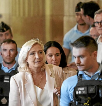 Marine Le Pen, a su salida del juzgado en París.